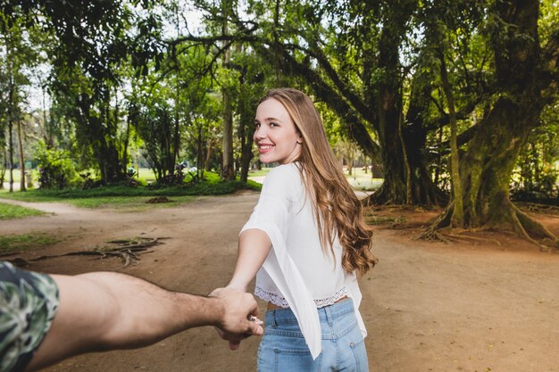 Novia sonriente tirando novio