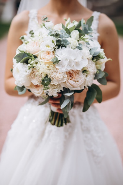 Foto gratuita novia sosteniendo su ramo el día de su boda