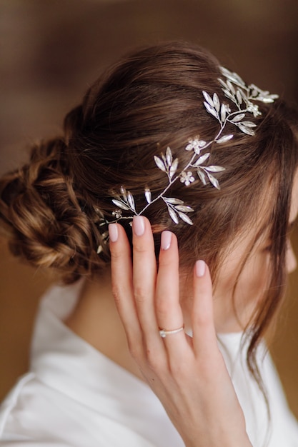 novia tiara joyería floral