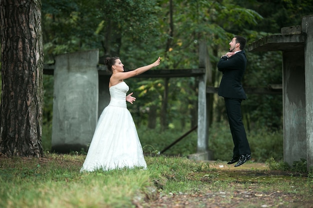 Novia usando "la fuerza" levantando a su novio por el aire