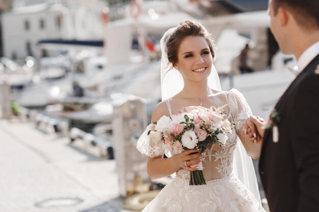 novia en vestido de novia al aire libre