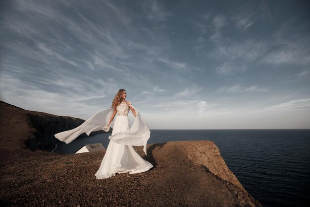 novia en vestido de novia de lujo