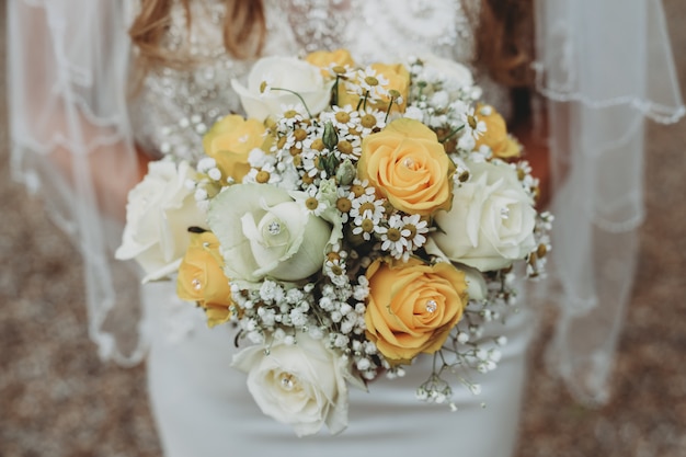 novia con un vestido de novia con su ramo tradicional