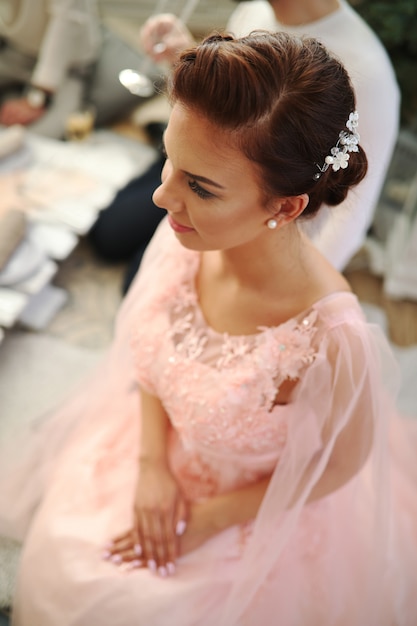 Novia en vestido rosa