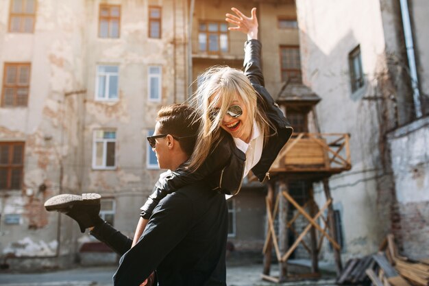 Novia volando en los brazos de su novio