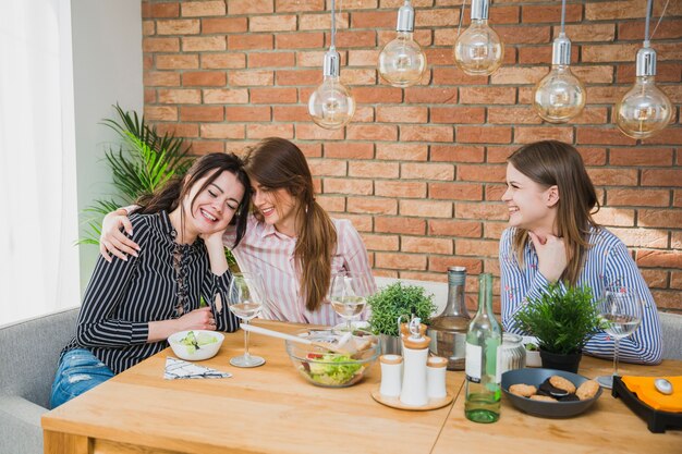 Novias abrazándose sentado en la mesa