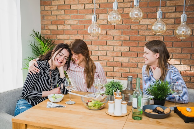 Novias abrazándose sentado en la mesa