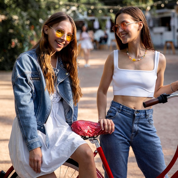 Novias al aire libre con bicicleta