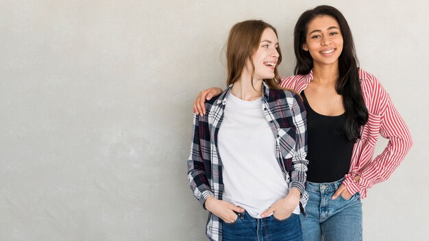 Novias alegres posando en estudio