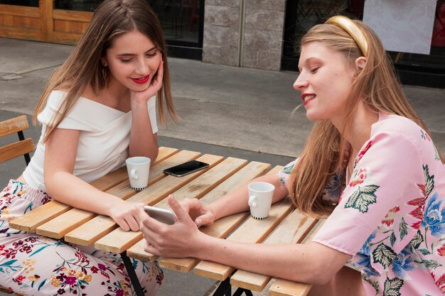 Novias de alto ángulo en el café