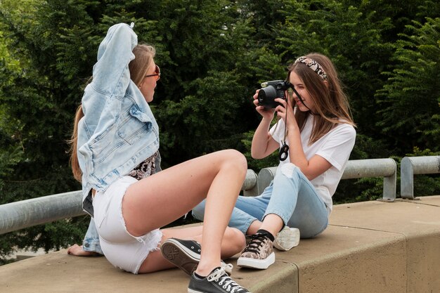 Novias de alto ángulo tomando fotos