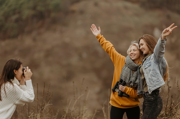 Novias de alto ángulo tomando fotos