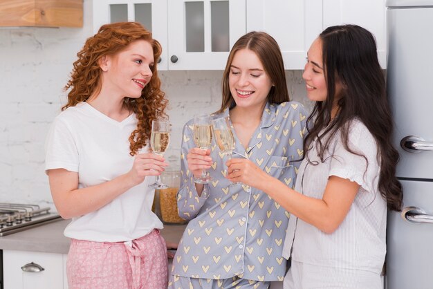 Novias animando por su amistad