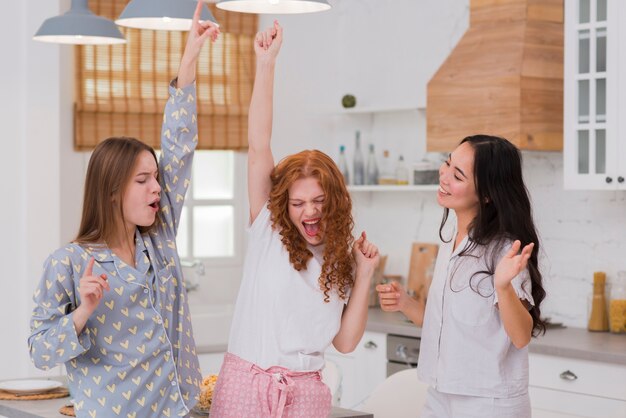 Novias bailando en la fiesta de pijama