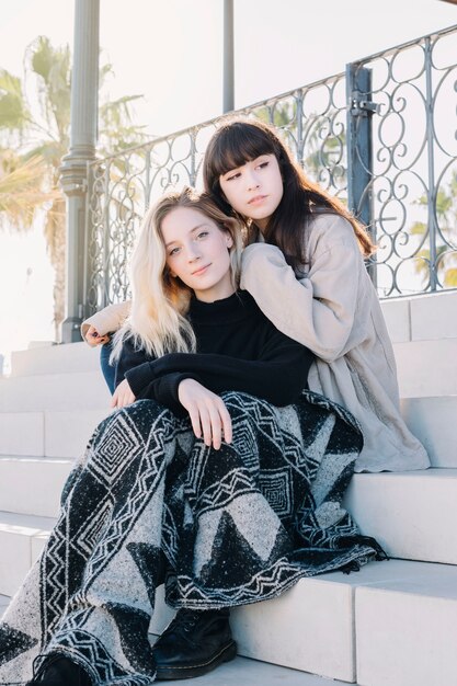 Novias bastante jóvenes posando en cuadros