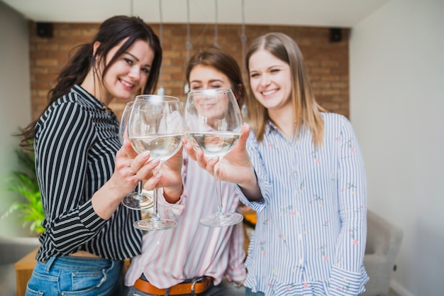 Novias brindando con copas de vino