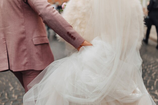 Las novias caminan juntas, un día festivo de bodas