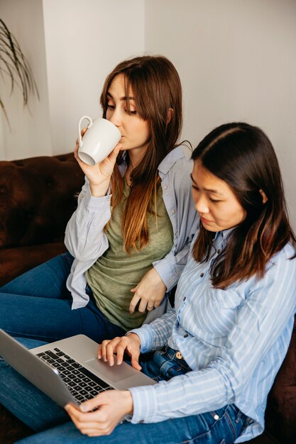 Novias casuales que usan la computadora portátil en cofa