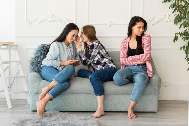 Novias chismeando en casa