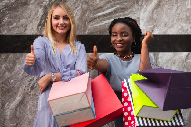 Novias en compras mostrando signo ok