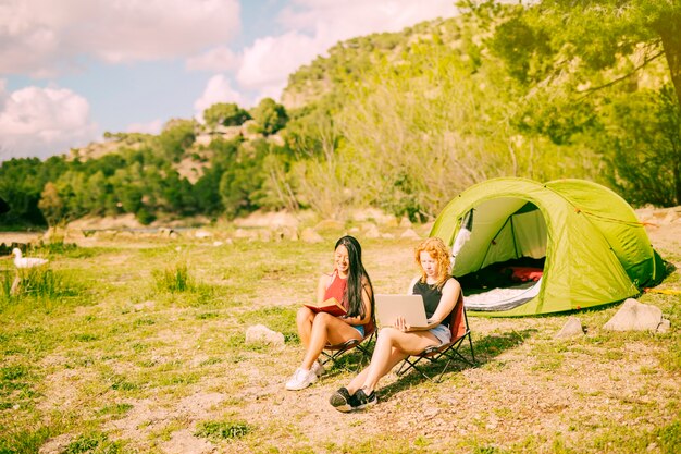 Novias descansando en la naturaleza