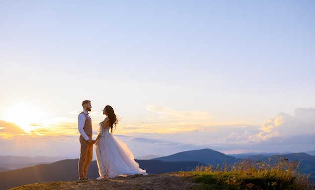 Novias felices en la cima de las montañas