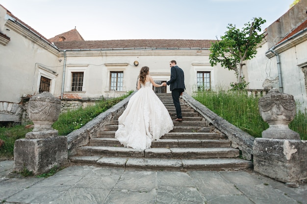 Foto gratuita novias felices pasean por la ciudad