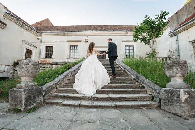 Novias felices pasean por la ciudad