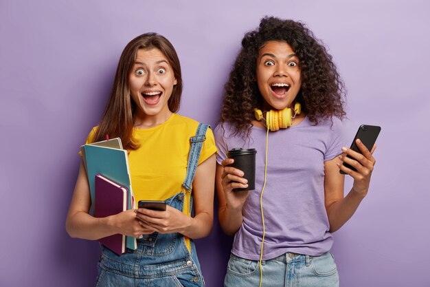 Novias felices posando con sus teléfonos