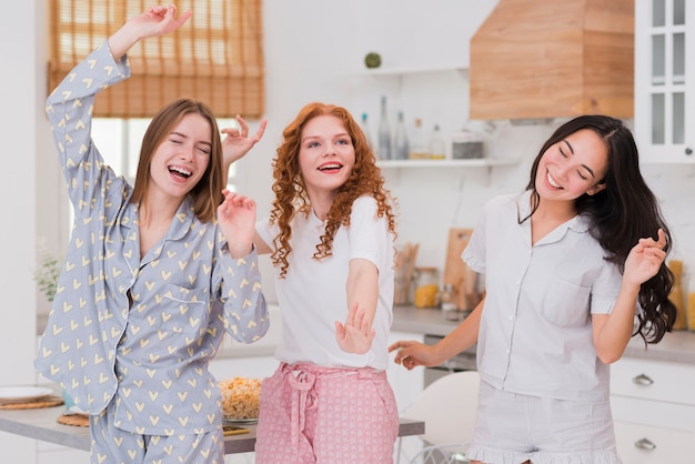 Novias con fiesta de pijama en casa