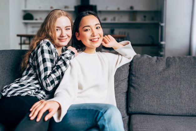 Foto gratuita novias jovenes abrazando en casa