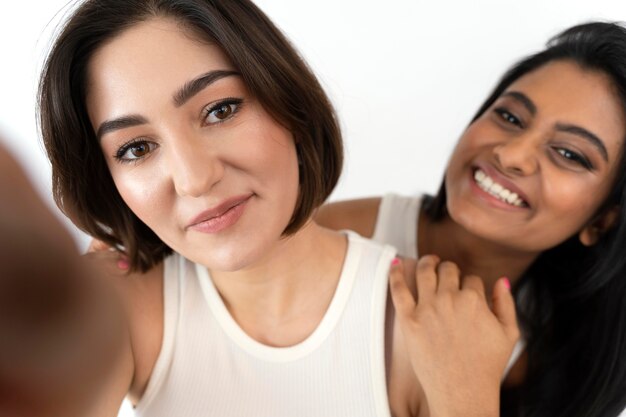 Novias jóvenes disfrutando del tiempo juntos