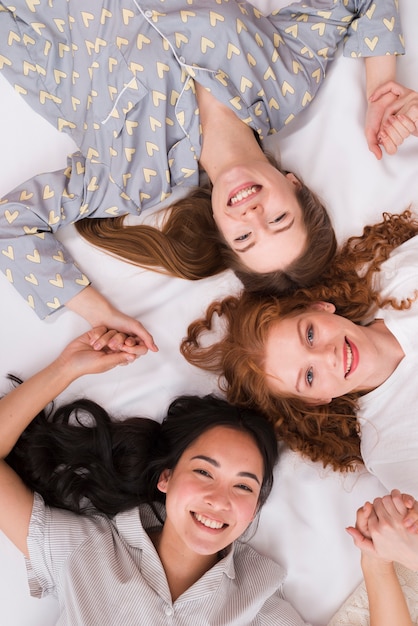 Foto gratuita novias jóvenes tomados de la mano