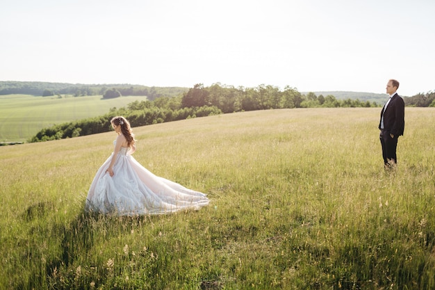 Novias maravillosas caminando por el campo