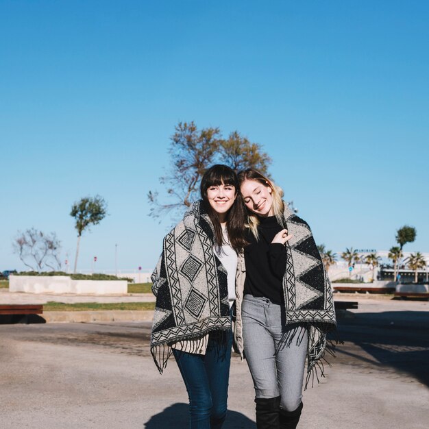 Novias maravillosas disfrutando día juntos