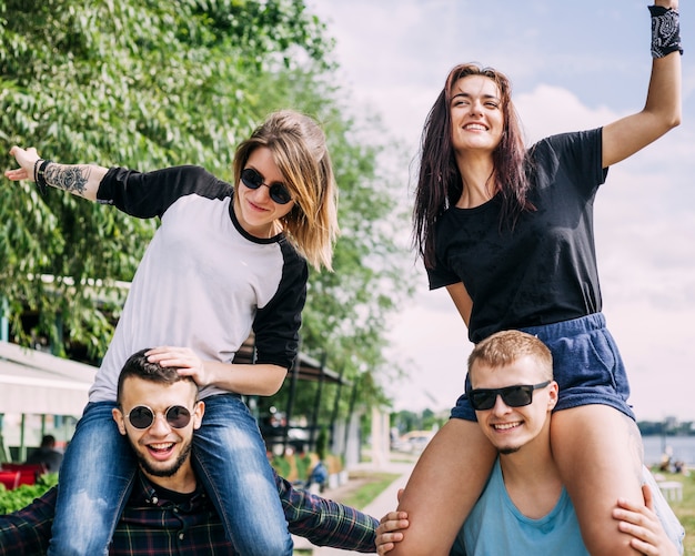 Foto gratuita novias que se divierten con novios al aire libre