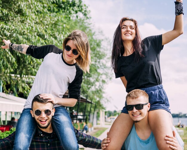 Novias que se divierten con novios al aire libre