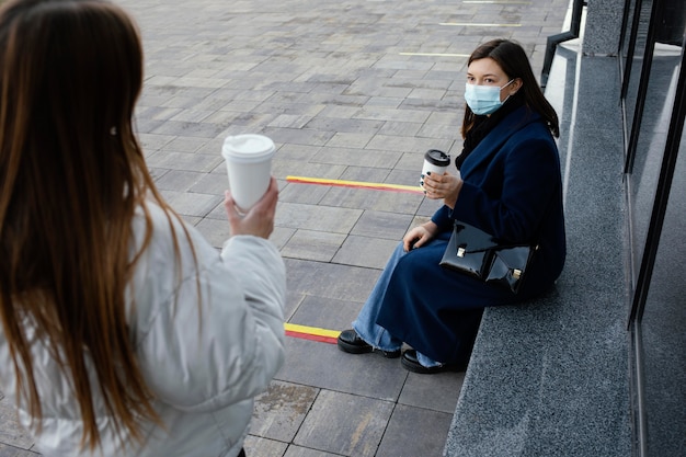 Novias reunidas en el café con máscaras