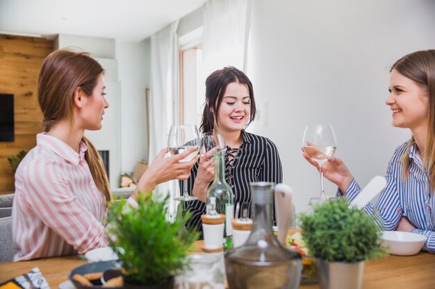 Novias sentadas en la mesa celebrando