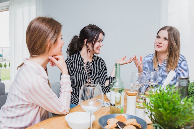 Novias sentadas a la mesa y charlando