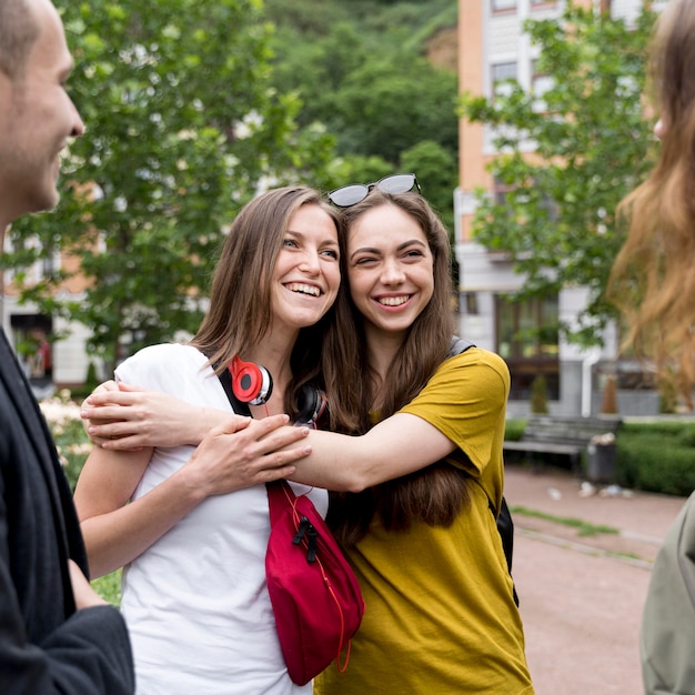 Foto gratuita novias sonrientes abrazando