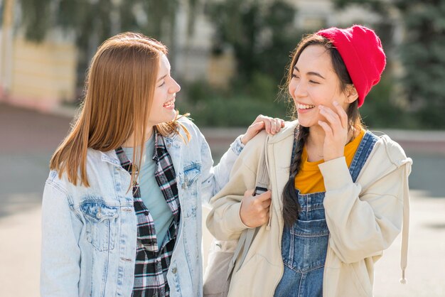 Novias sonrientes al aire libre