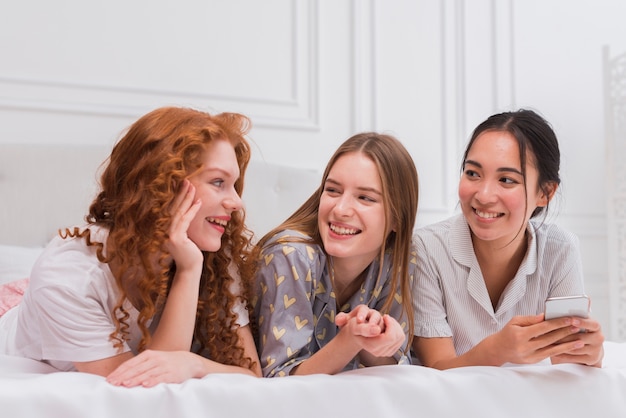 Foto gratuita novias sonrientes charlando en la cama