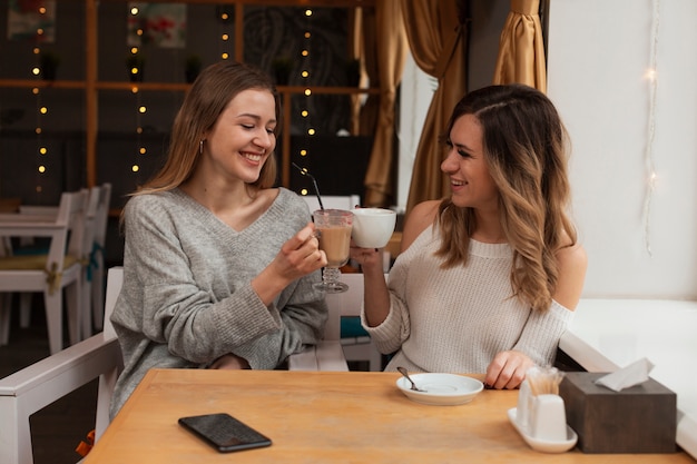 Novias sonrientes tomando café