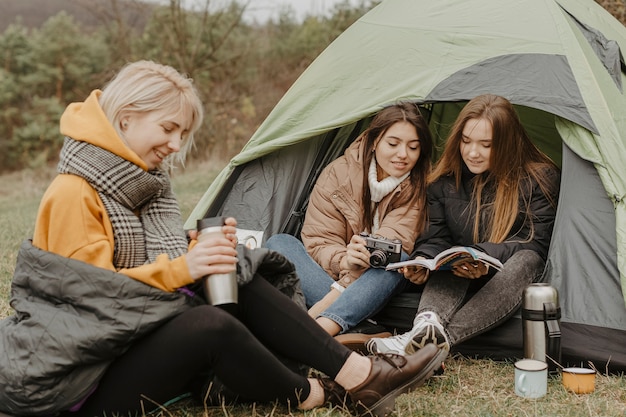 Novias en viaje de invierno con carpa