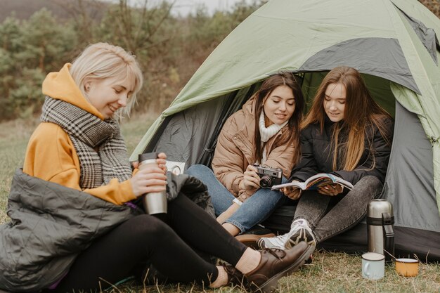 Novias en viaje de invierno con carpa