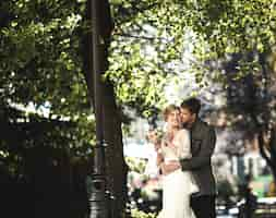 Foto gratuita novio abrazando desde atrás a su novia con el vestido