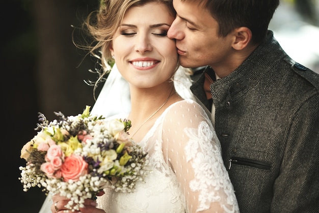 Novio abrazando a su mujer feliz