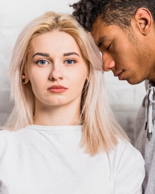 Un novio africano apoyado en la cabeza de su novia.