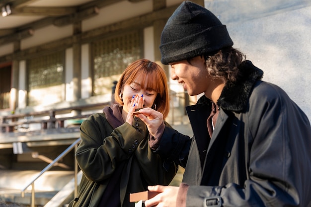 Foto gratuita novio alimentando dulces de chocolate a su novia durante una cita